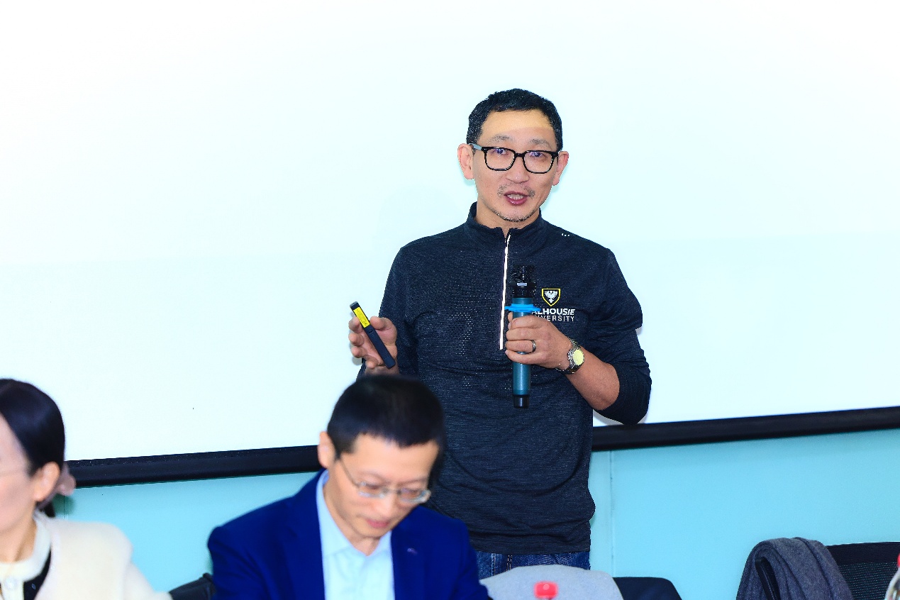 人们在看台上的人和穿西装中度可信度描述已自动生成